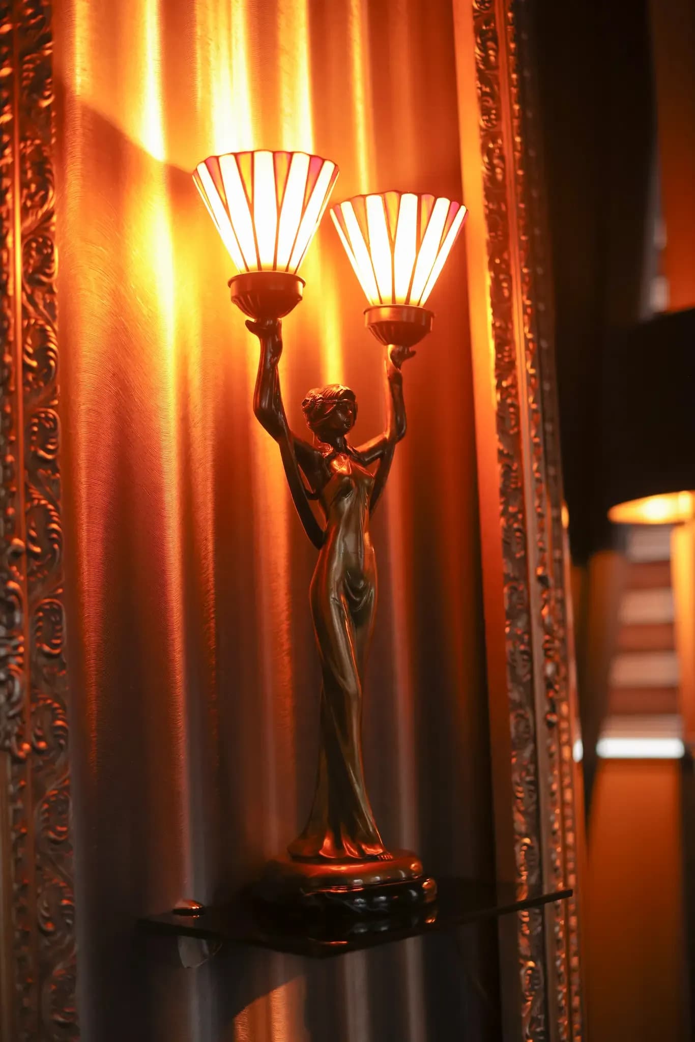 art-d-co-lampenfigur-skulptur-bronze.webp