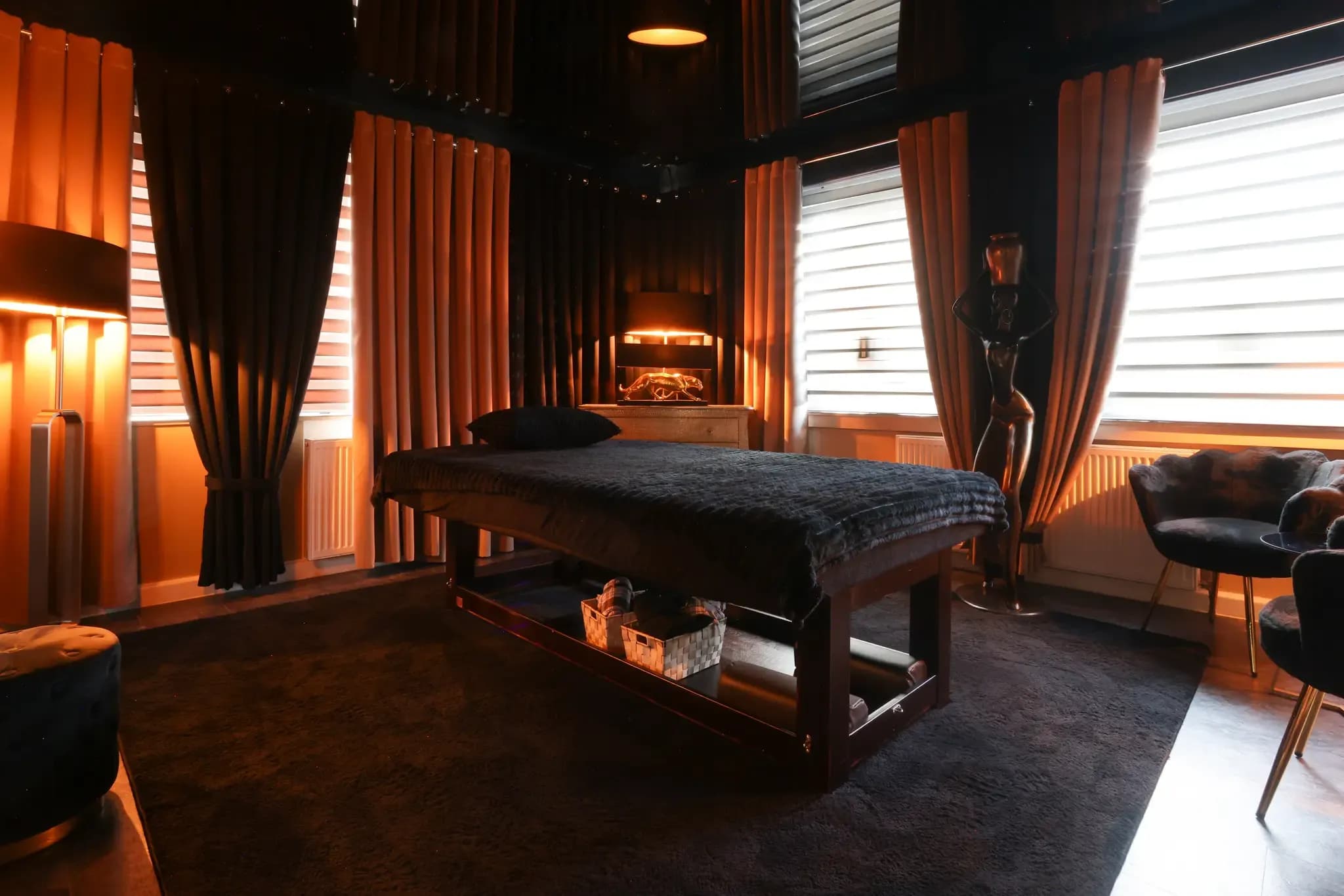 massageliege-erotische-massage-stimmungsvolle-beleuchtung-we.webp