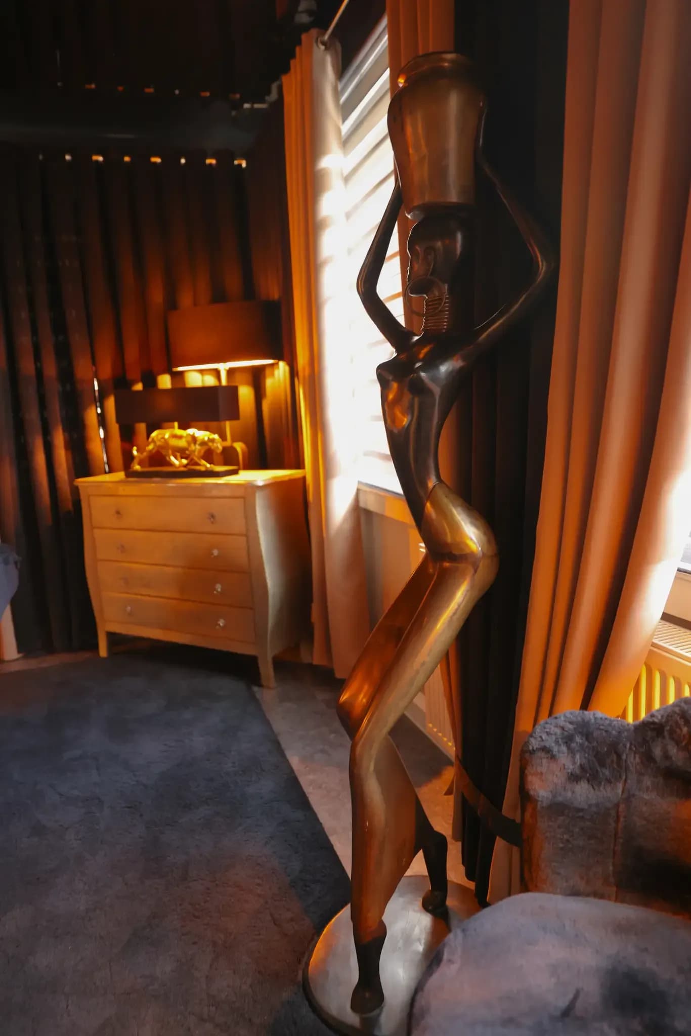 moderne-kunst-bronze-skulptur-interieur.webp