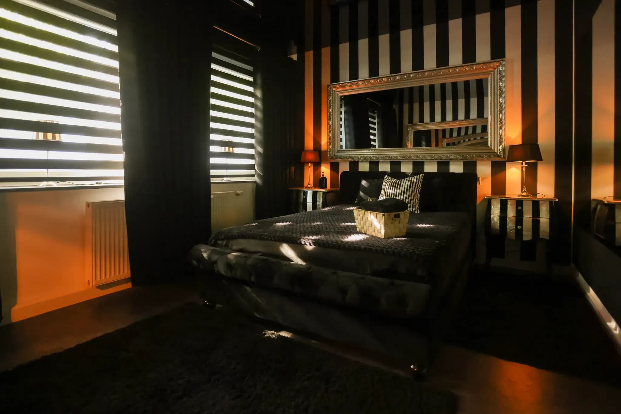 schlafzimmer-gestreift-stimmung-beleuchtung.webp