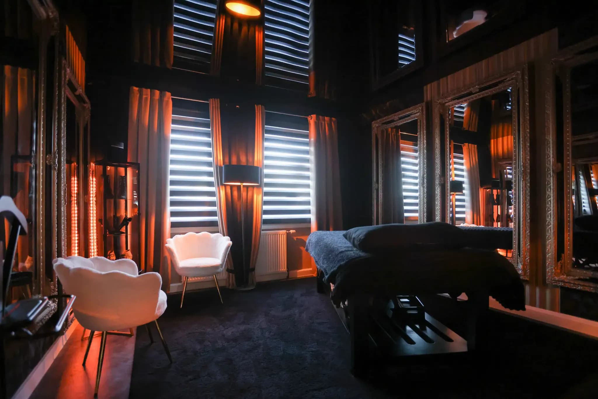 stimmungsvoll-spiegel-sessel-massagebank.webp
